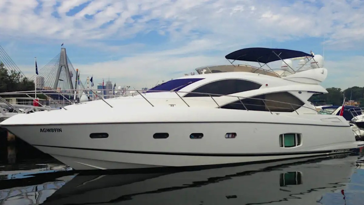 Side-deck walkway view on 60′ Sunseeker Miami
