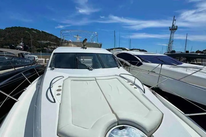 Bow sunpad lounge on 60′ Sunseeker Miami