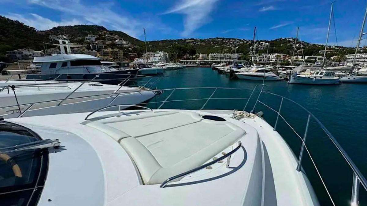 Side-deck walkway view on 60′ Sunseeker Miami