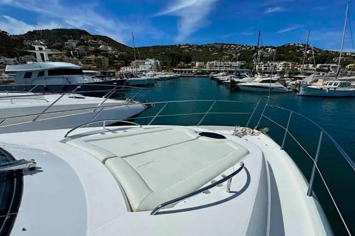 Side-deck walkway view on 60′ Sunseeker Miami