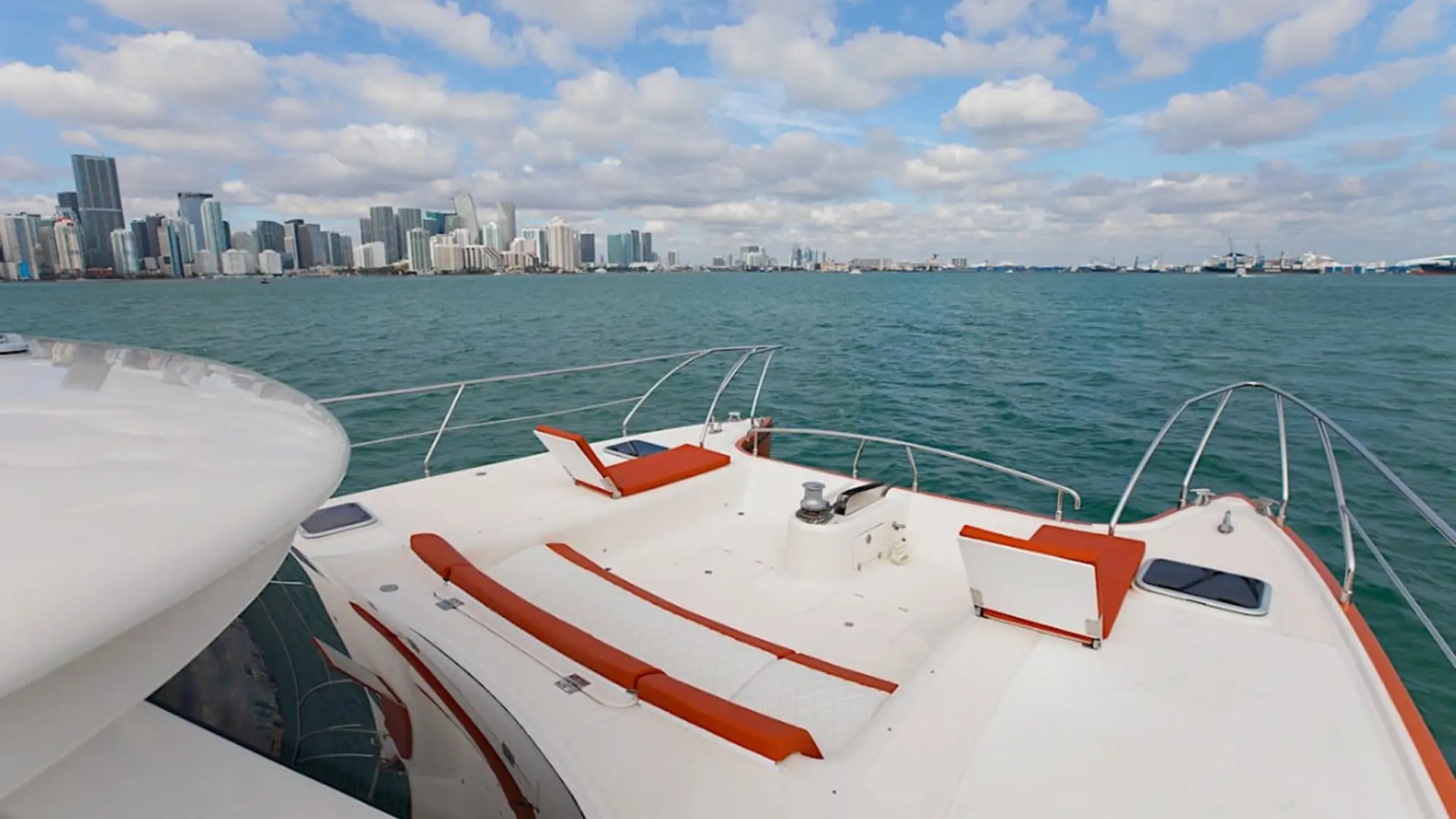 Bow Lounge – 62′ Powercat Miami