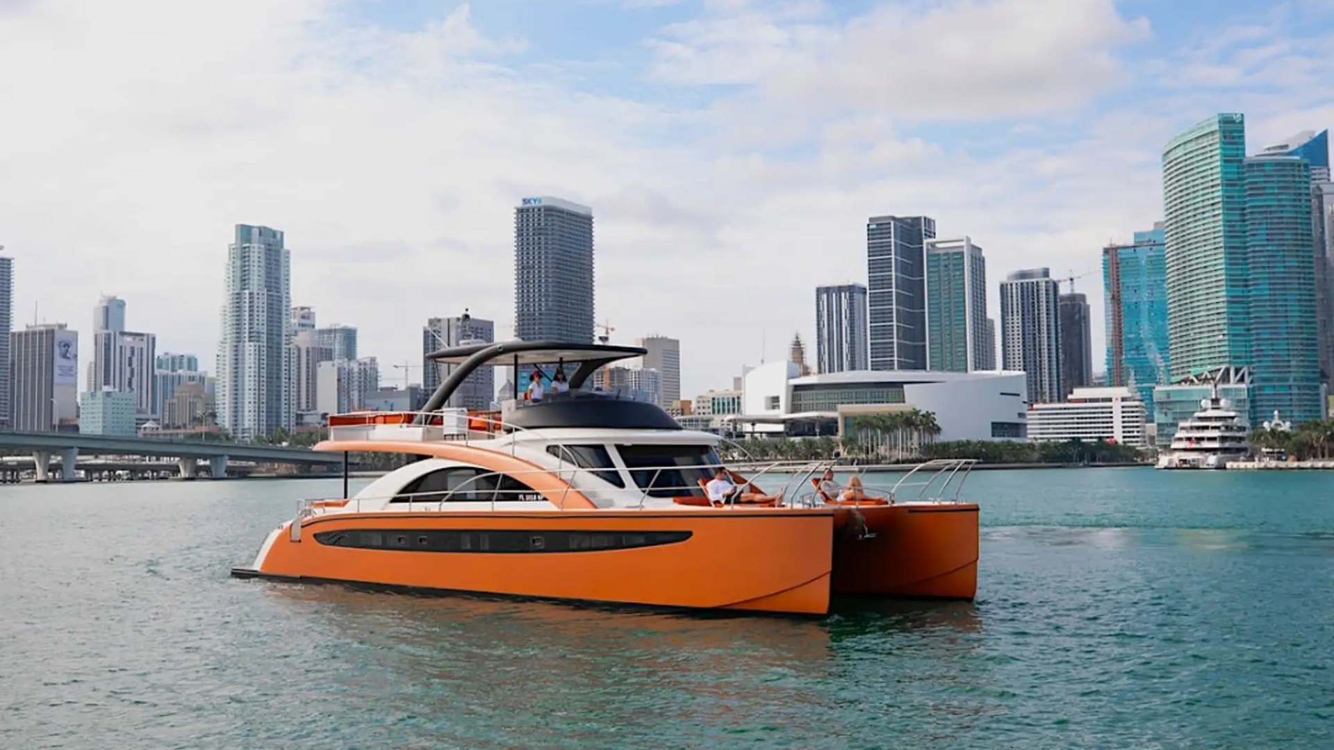 Underway cruising profile of 62′ Powercat Miami