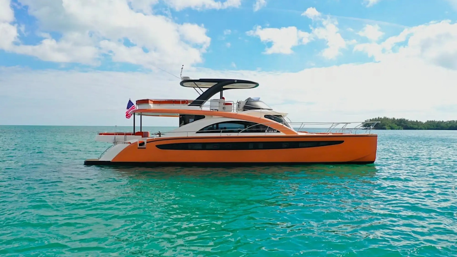 Drone horizon reveal on 62′ Powercat Miami