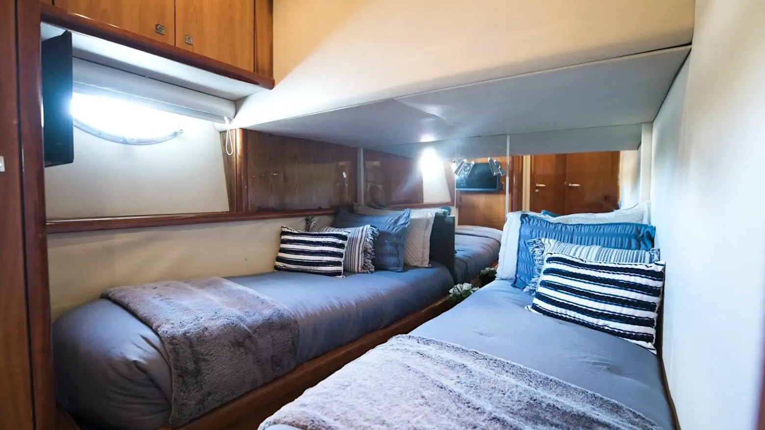 Guest stateroom on 72′ Sunseeker Miami