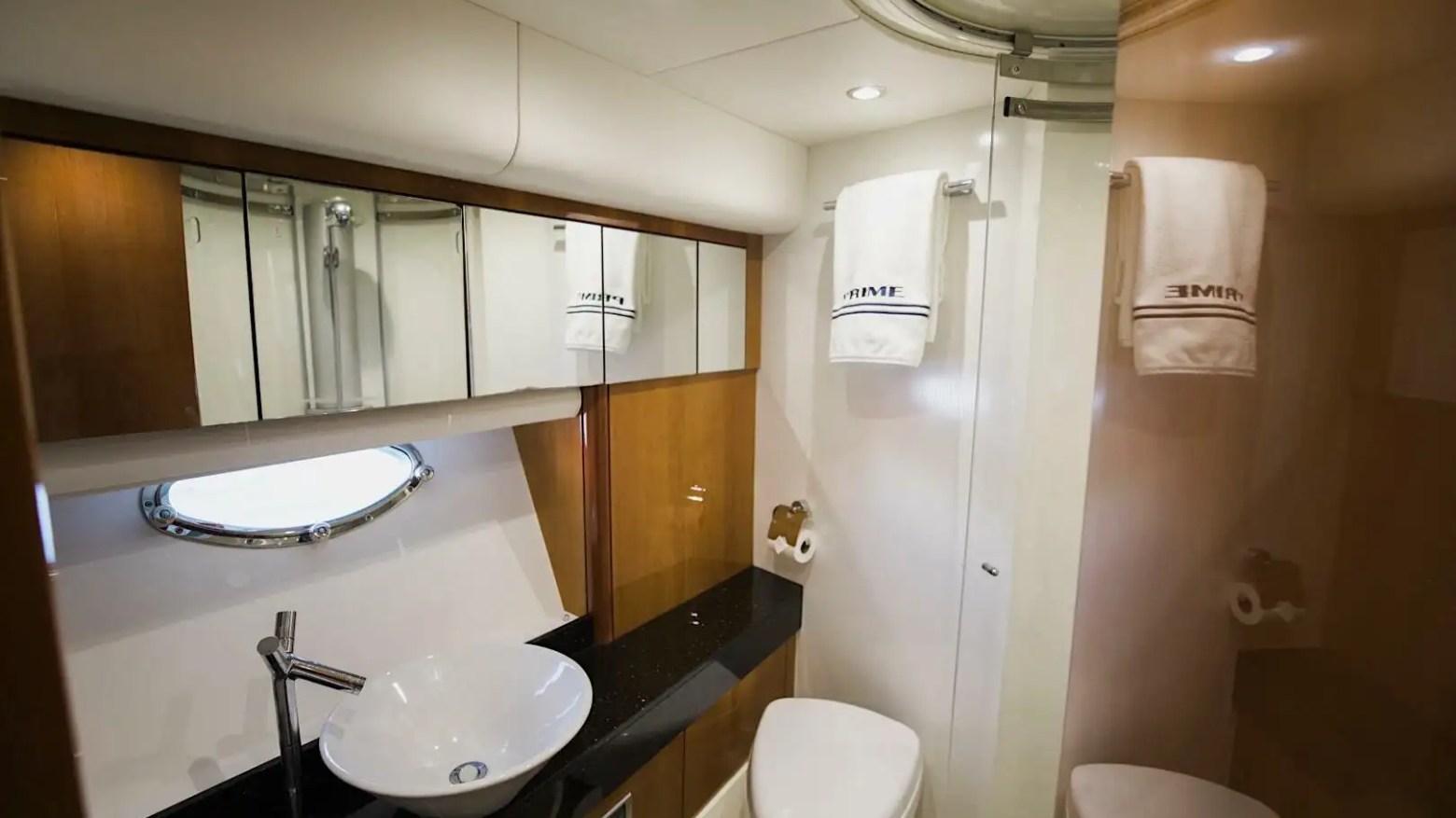 Ensuite bathroom on 72′ Sunseeker Miami