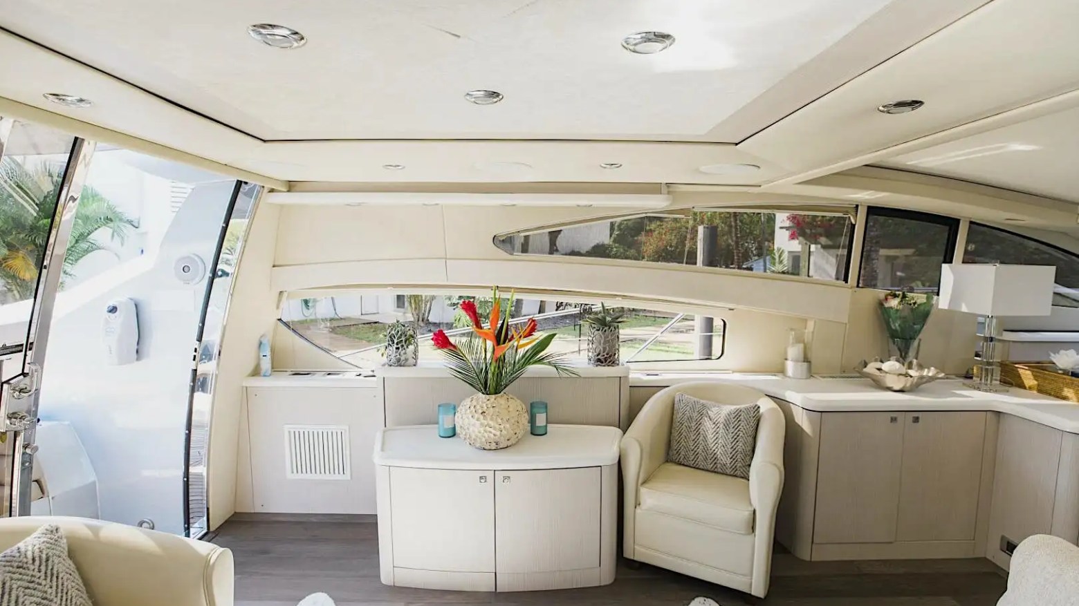 Salon lounge on 72′ Sunseeker Miami