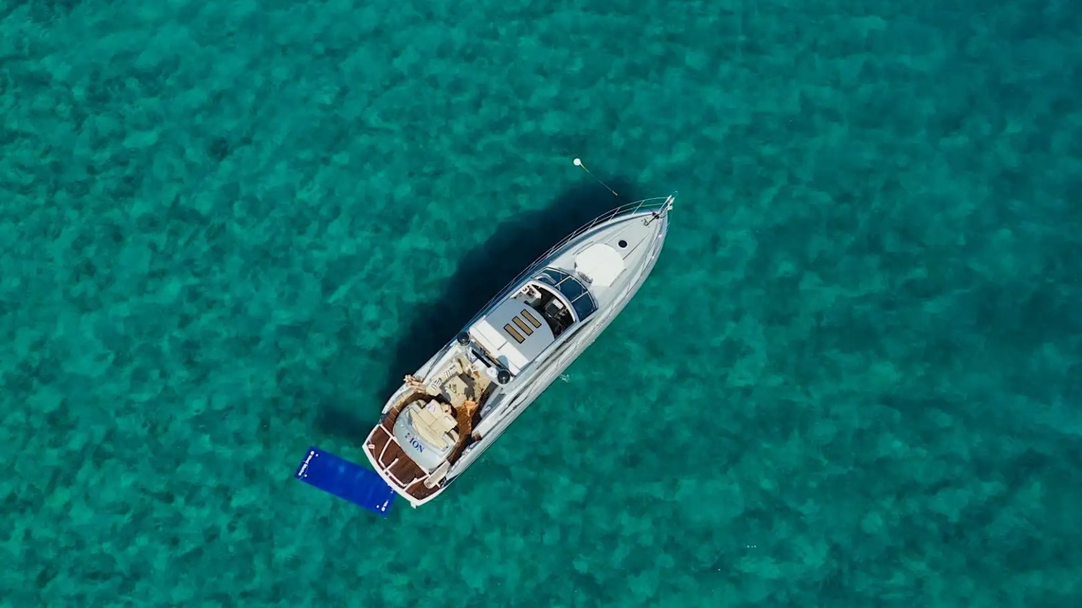 Underway cruising profile of 72′ Sunseeker Miami