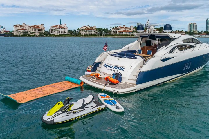 75' SunSeeker - Yacht Rental in Nassau, Bahamas1-min