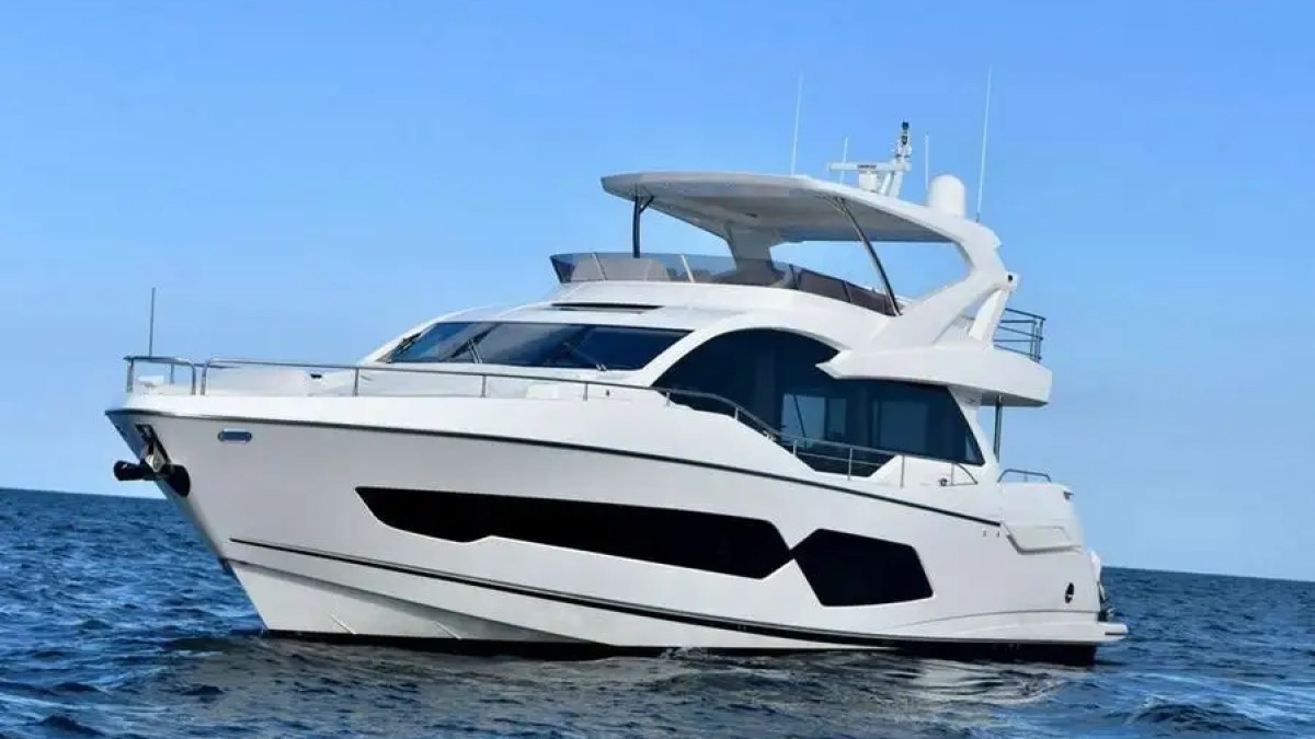 78' Sunseeker yacht charter cruising Miami Beach Atlantic Ocean