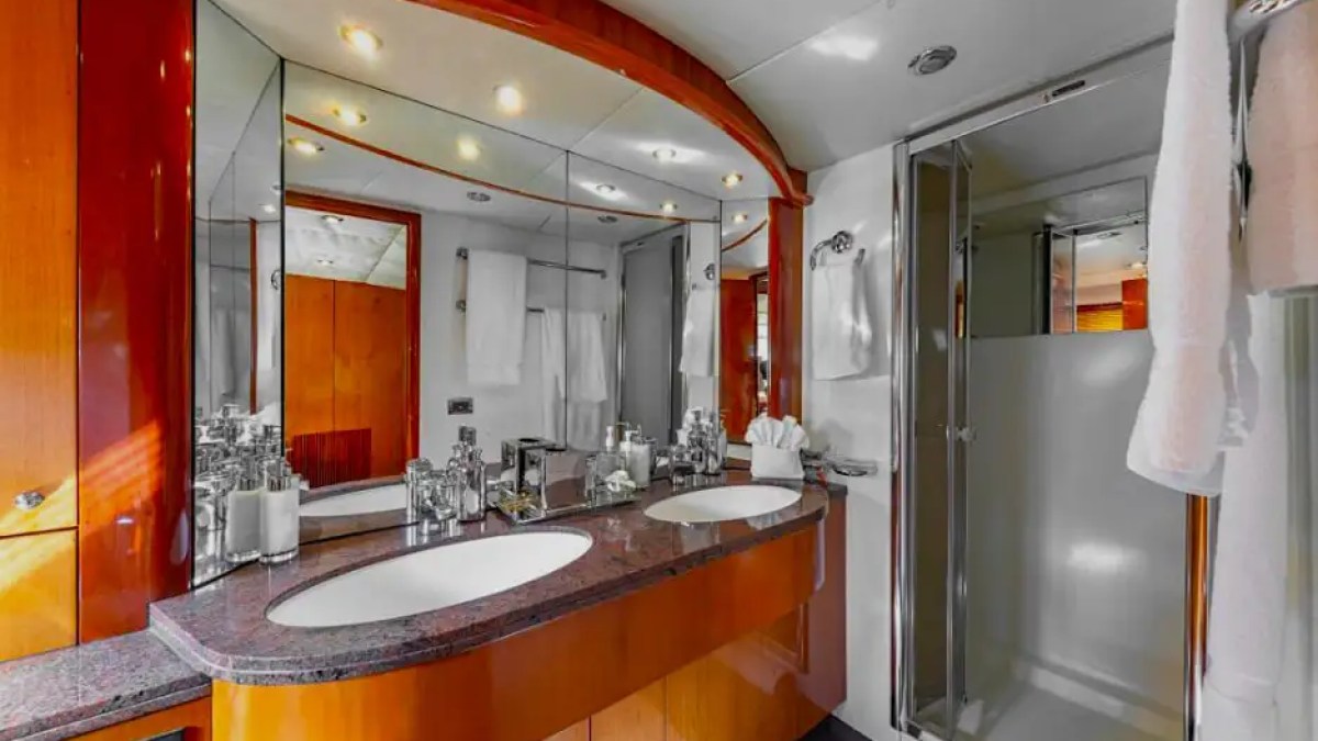 84' Sunseeker yacht charter luxury bathroom stateroom ensuite Miami Beach