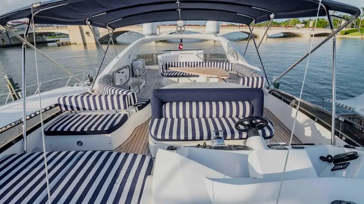 84' Sunseeker yacht charter flybridge seating Miami Beach Biscayne Bay