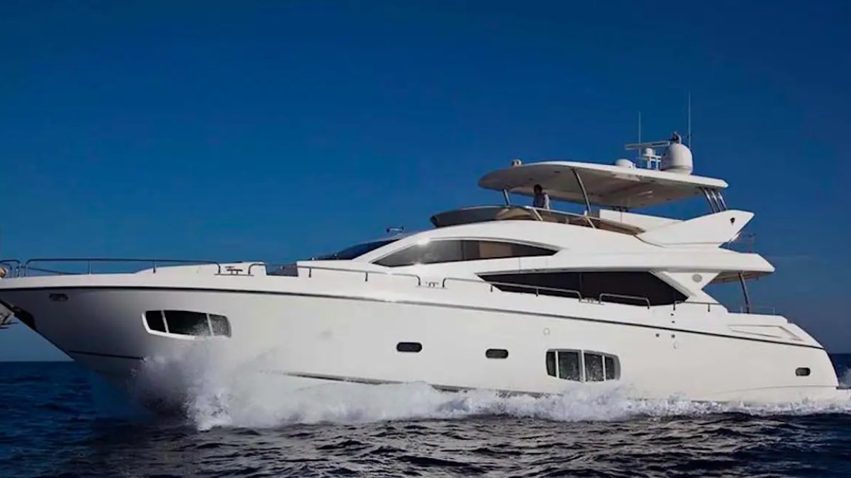 84' Sunseeker yacht charter cruising Miami Beach Atlantic Ocean