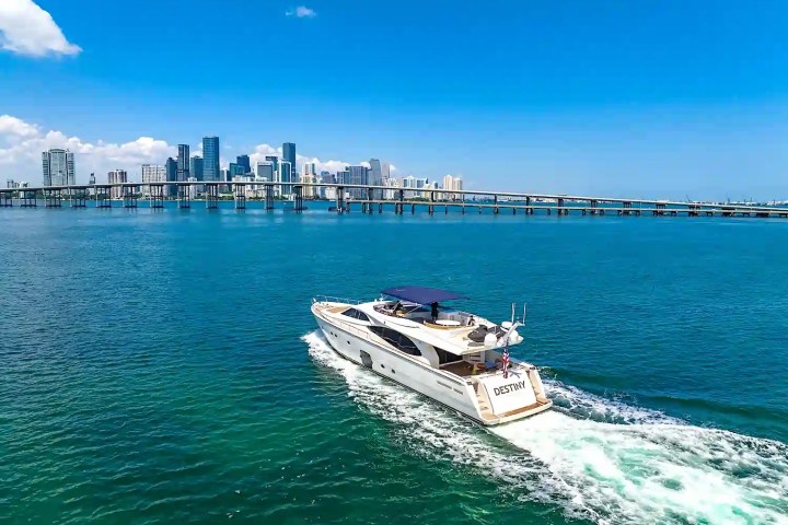 Side-deck walkway on 80′ Ferretti Miami