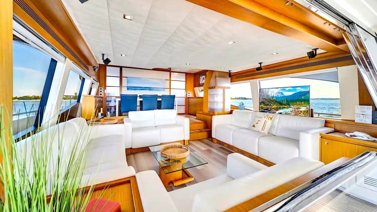 Salon lounge on 80′ Ferretti Miami
