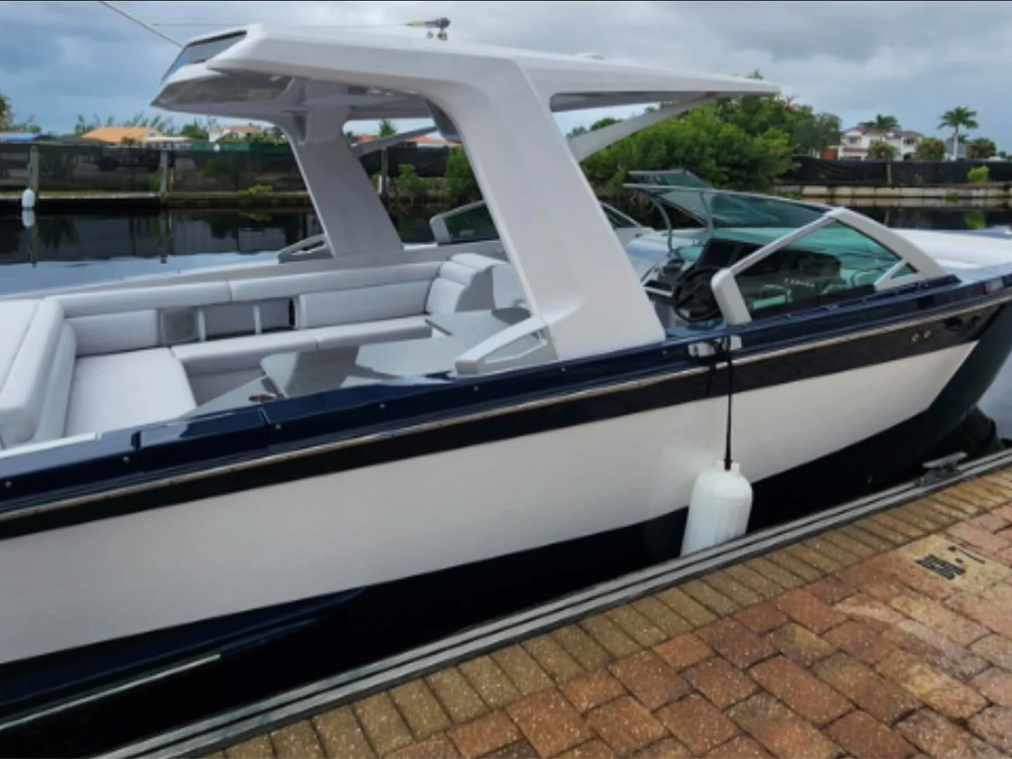 32' Aviara Yacht Charter dockside profile at marina in Fort Myers.