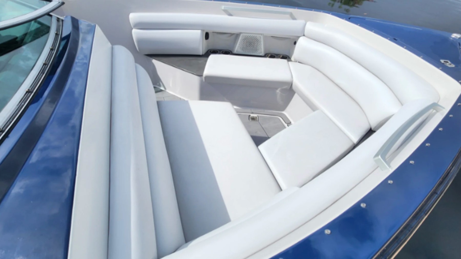32' Aviara Yacht Charter luxury bow seating with wraparound lounge in Fort Myers.
