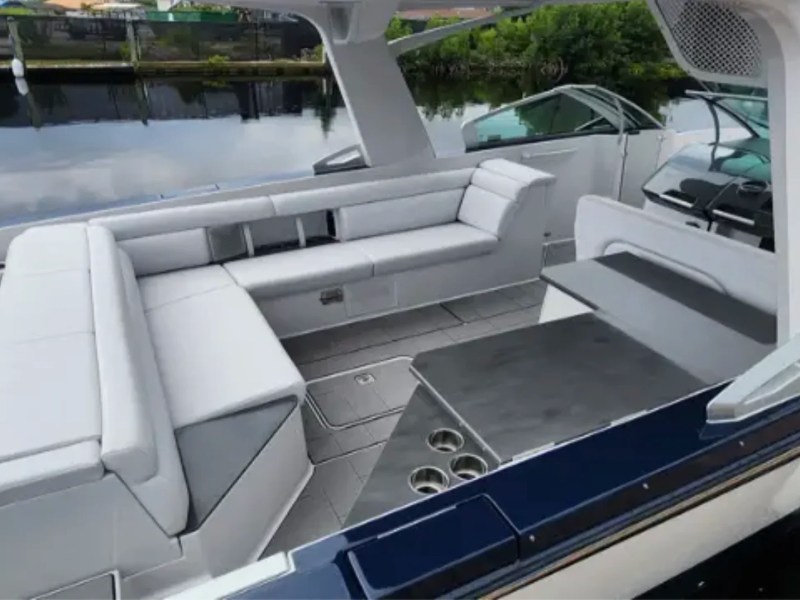 32' Aviara Yacht Charter premium outdoor lounge with wraparound cockpit seating in Fort Myers.