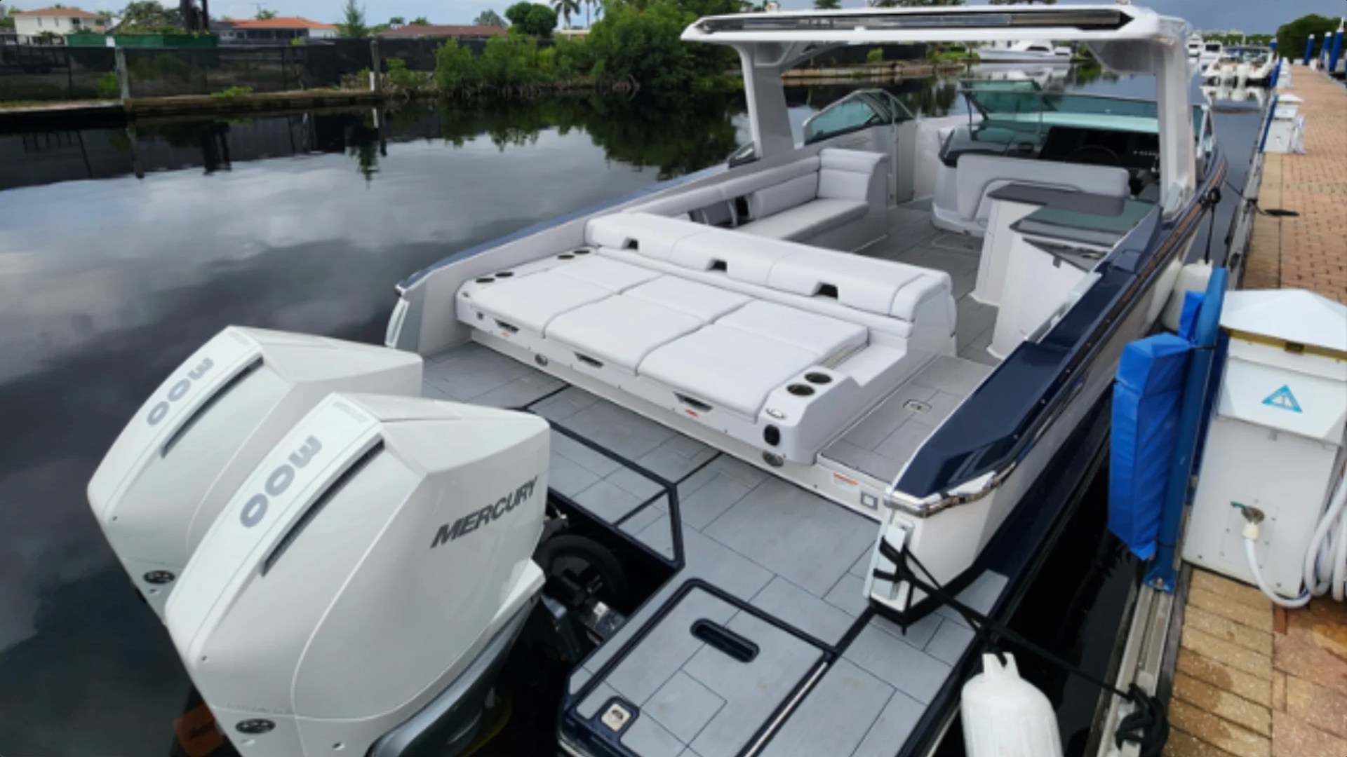 32' Aviara Yacht Charter with twin Mercury 600 HP outboards and oversized swim platform in Fort Myers.