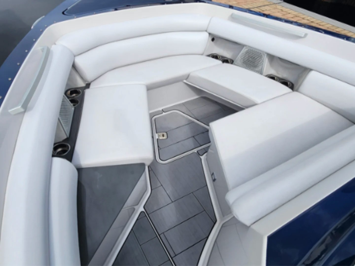 32' Aviara Yacht Charter wraparound bow seating with luxury conversation lounge in Fort Myers.