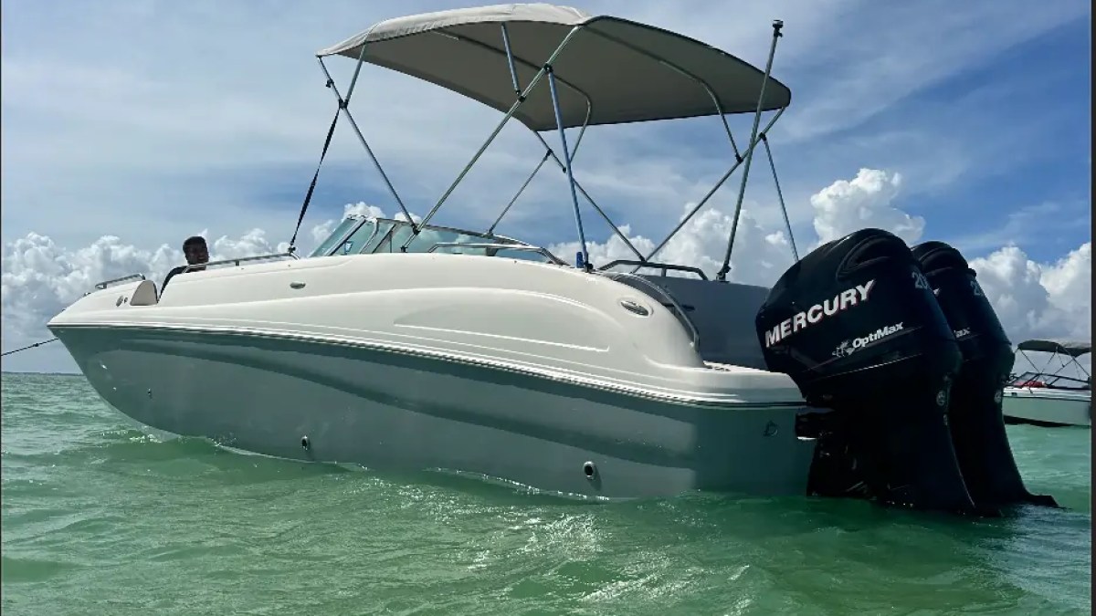 30' Hurricane Boat Rental anchored in the clear waters of Biscayne Bay in Miami.