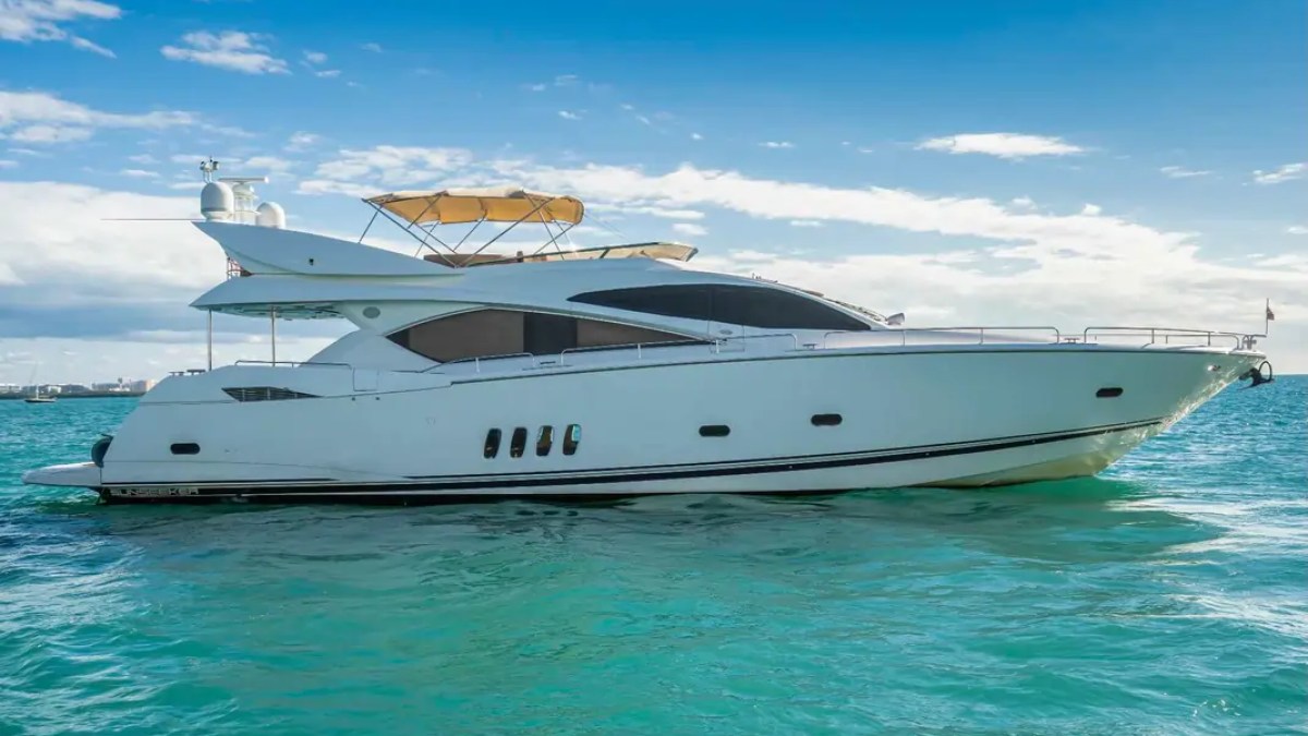 90' Azimut Yacht Charter profile cruising the turquoise waters of Biscayne Bay in Miami.