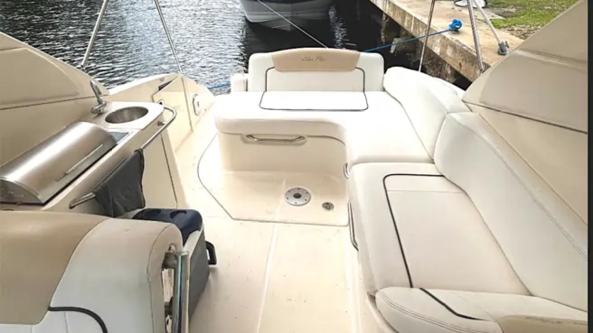 30' SeaRay Boat Rental spacious cockpit featuring wraparound seating, built-in wet bar with grill, and an open aft lounge for relaxing while cruising Miami Beach and Biscayne Bay.