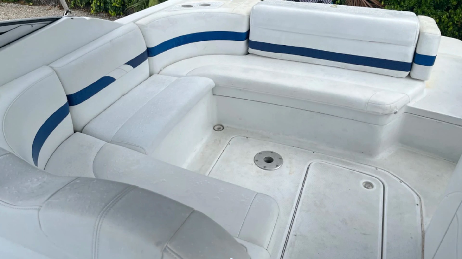 Spacious cockpit seating on 28' Formula Boat Rental in Boynton Beach Florida.