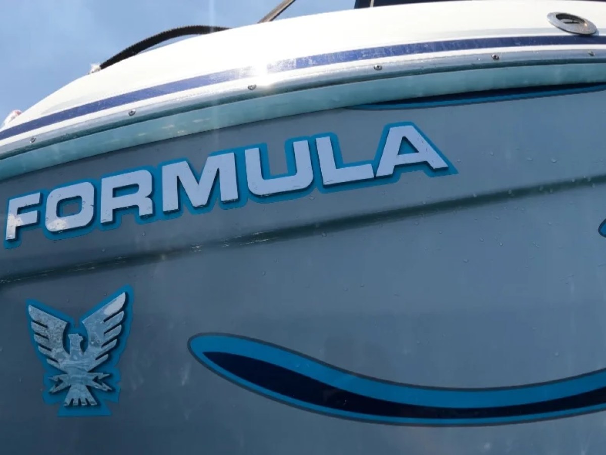 28' Formula Boat Rental hull branding in Boynton Beach Florida.