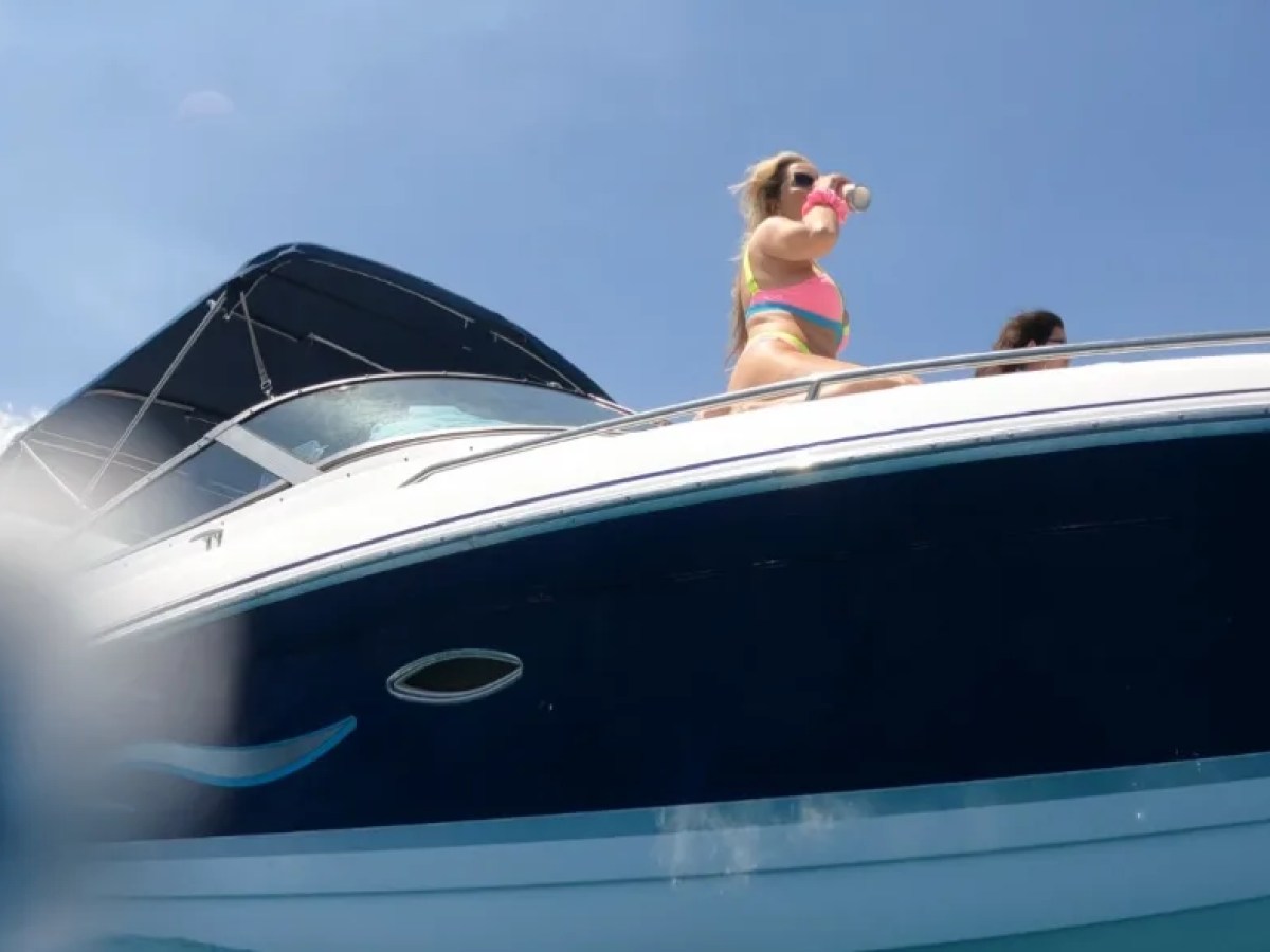 Guests relaxing aboard 28' Formula Boat Rental in Boynton Beach Florida.