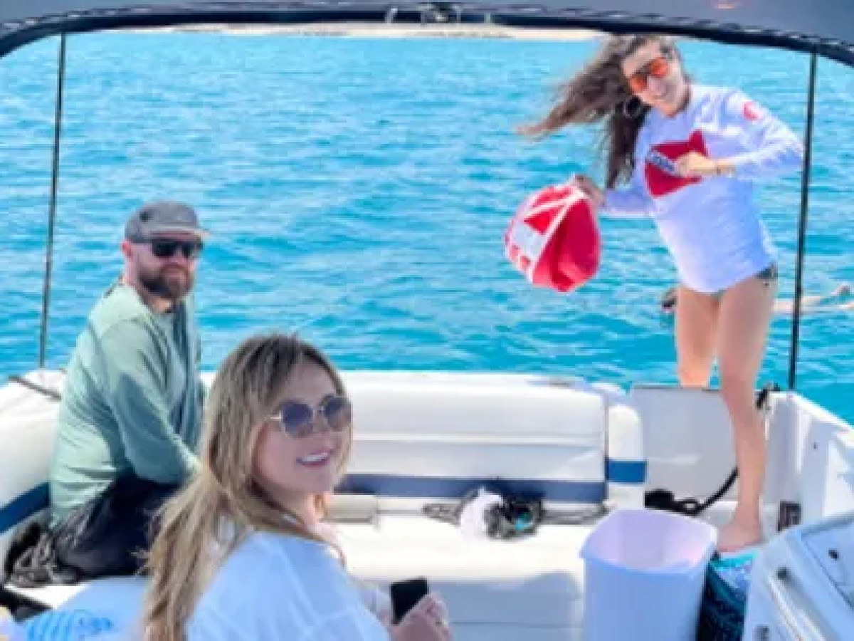 Guests relaxing aboard a 28' Formula Boat Rental in Boynton Beach Florida.