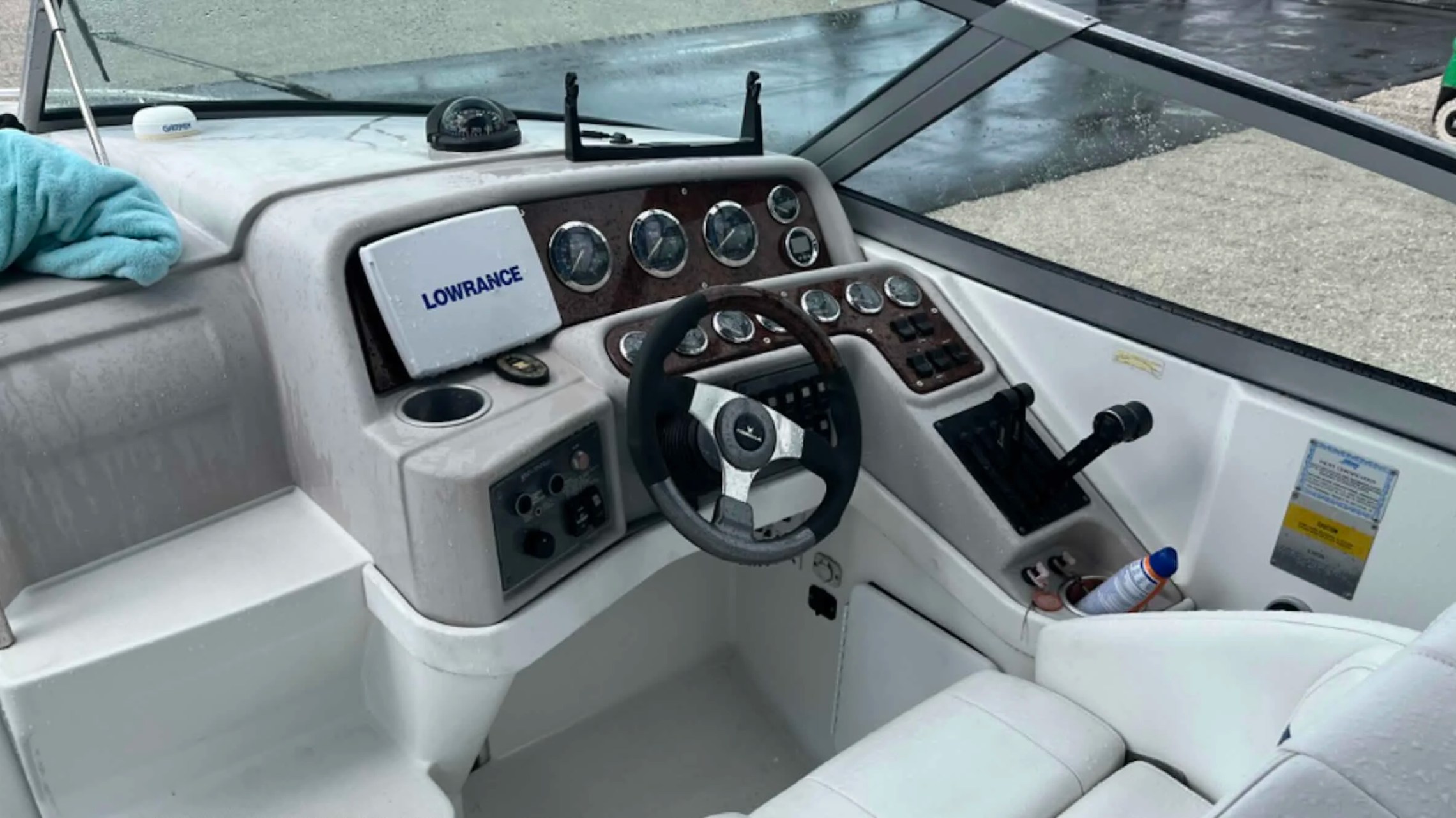 Helm station on 28' Formula Boat Rental in Boynton Beach Florida.