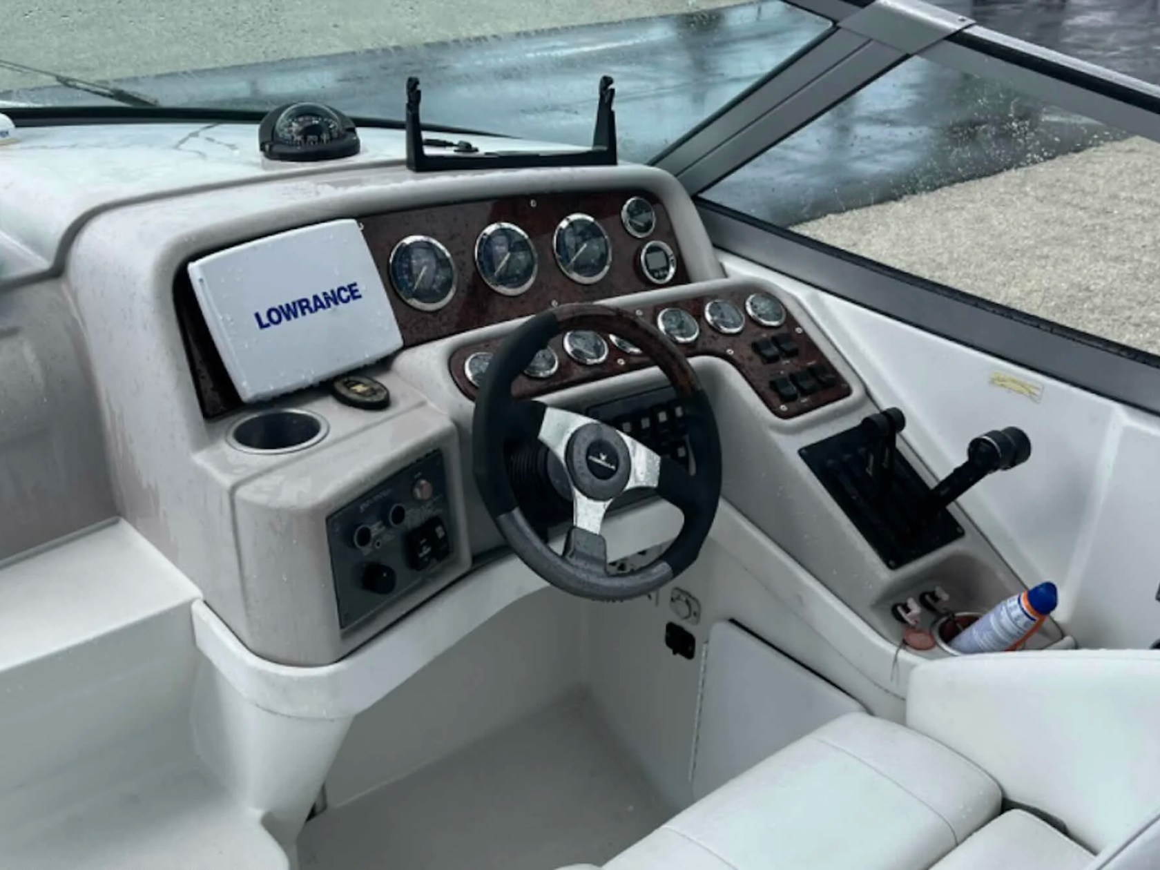 Helm station on 28' Formula Boat Rental in Boynton Beach Florida.