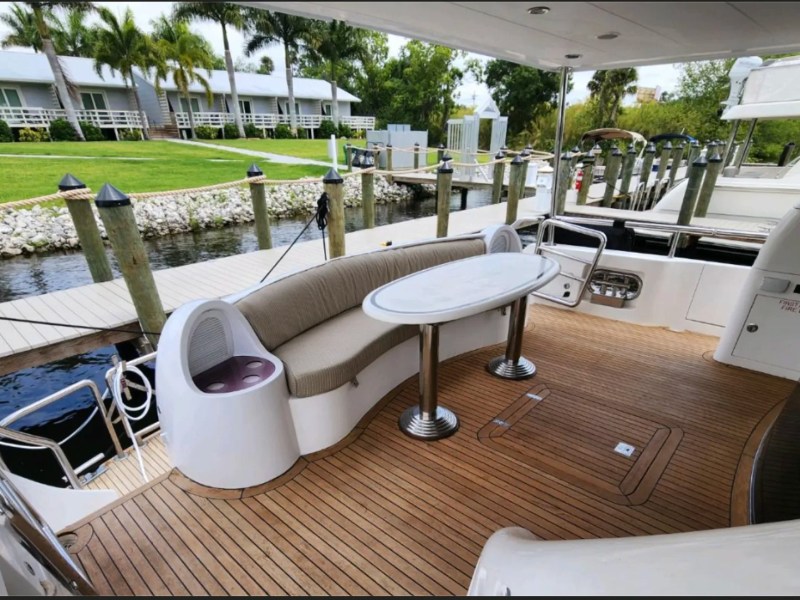 62' Horizon Yacht Charter spacious aft deck with outdoor dining in Fort Myers.