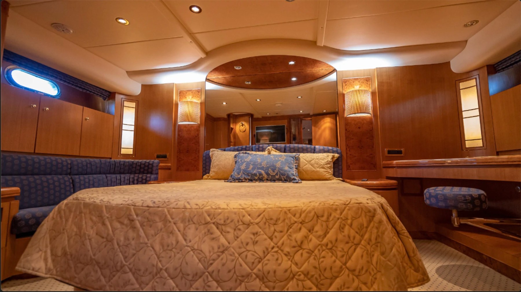 62' Horizon Yacht Charter master stateroom with king berth and luxury accommodations in Fort Myers.