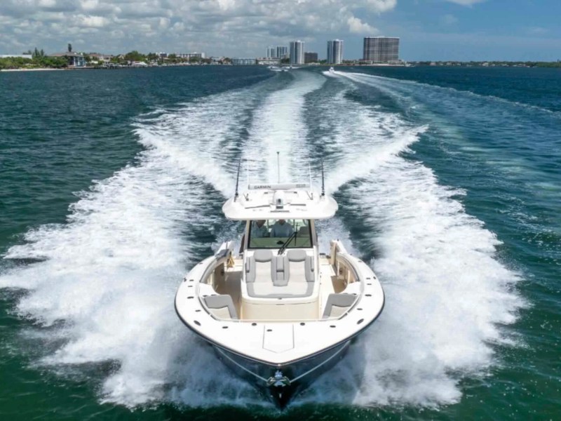 43' Scout Boat Rental cruising at high speed in Palm Beach Florida.