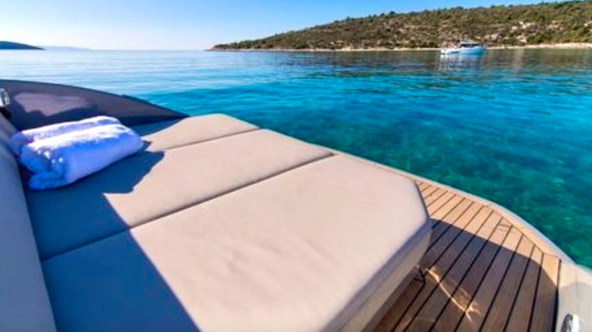 Spacious sun lounge aboard a 29' RAND Boat Rental overlooking clear tropical water in Riviera Beach, Florida.