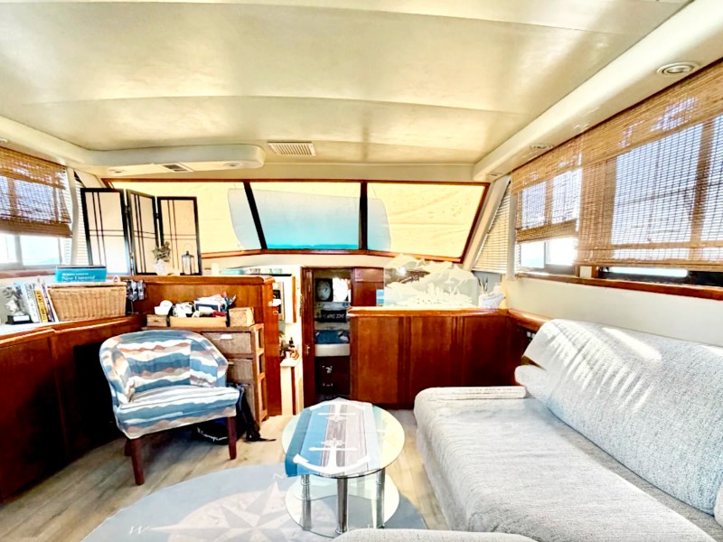 55' Californian Yacht Charter with bright salon, lounge seating and panoramic windows in Key Largo, Florida.